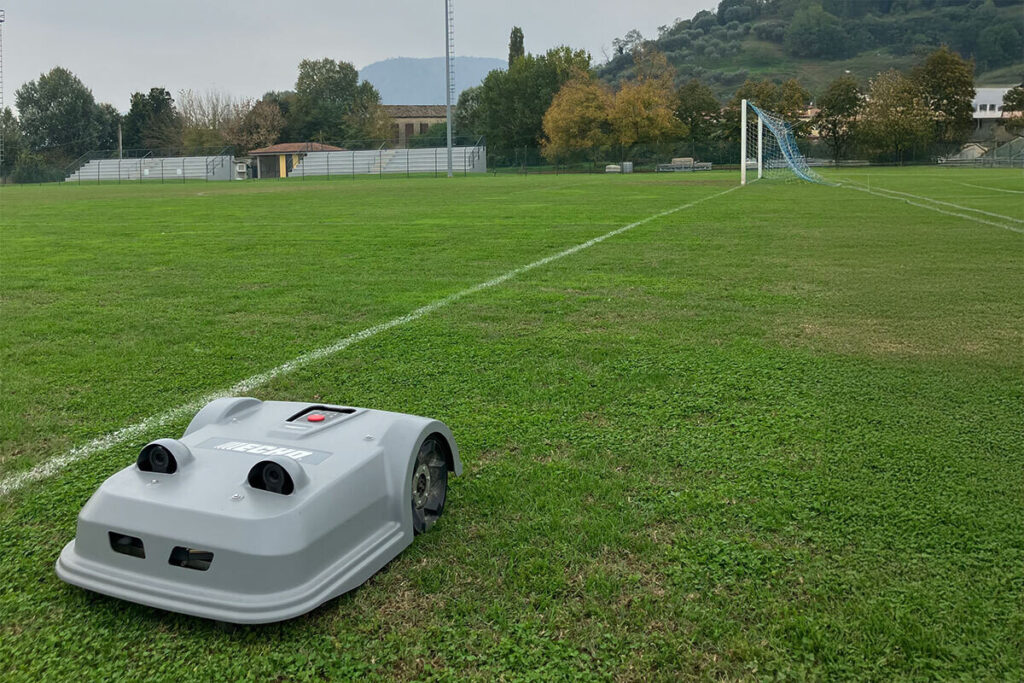 Echo TM-850  Robot rasaerba GPS-RTK compatto per superfici fino a 30.000 m²